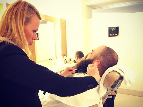 client qui se fait tailler la barbe au cercle delacre